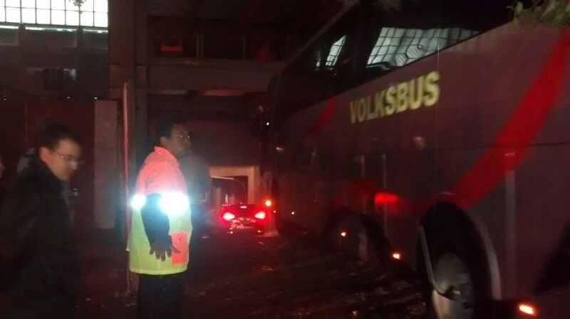 Torcedores do Atlético-PR acompanham entrada do ônibus do clube na Arena da Baixada