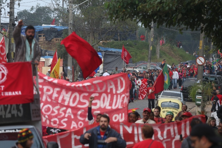15.mai.2014 - Concentração da manifestação do Movimento dos Trabalhadores Sem Teto (MTST) na ocupação Copa do Povo, na região de Itaquera