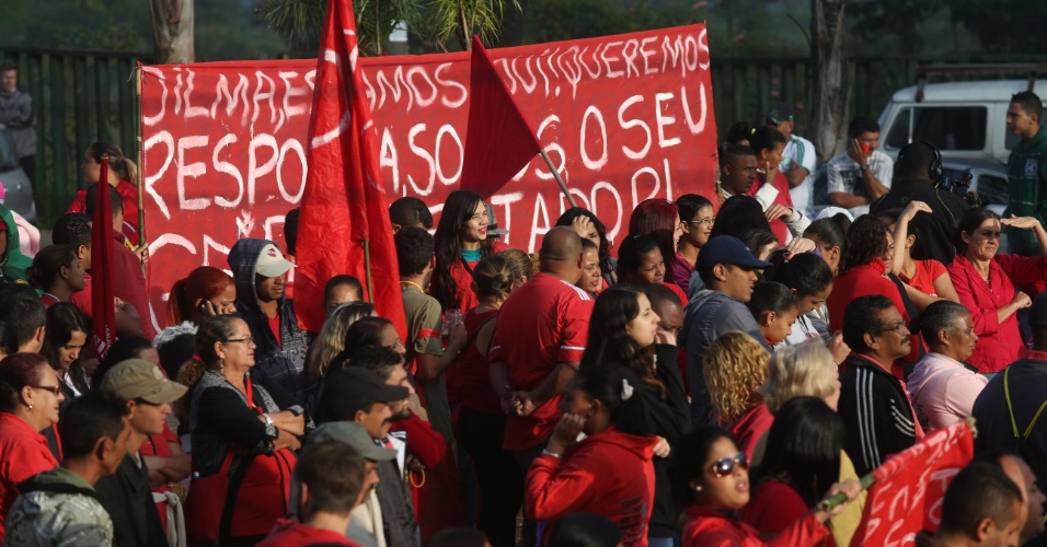 15.mai.2014 - Concentração da manifestação do Movimento dos Trabalhadores Sem Teto (MTST) na ocupação Copa do Povo, na região de Itaquera