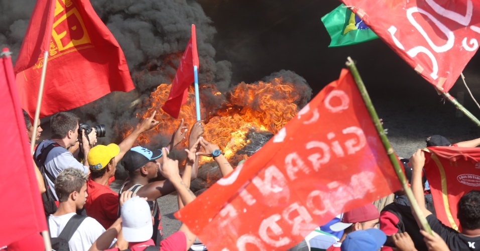 15.mai.2014 - Manifestantes colocaram fogo em pneus e estouraram bombas na região de Itaquera, onde fica o estádio da abertura da Copa do Mundo