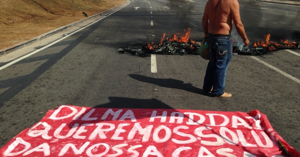 15.mai.2014 - Manifestantes protestam contra a Copa do Mundo em frente ao Itaquerão, no movimento Copa do Povo, que faz exigências por moradia e reclama dos gastos públicos no Mundial