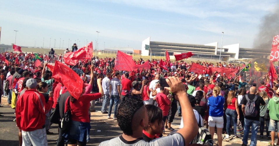 15.mai.2014 - Manifestantes protestam contra a Copa do Mundo em frente ao Itaquerão, no movimento Copa do Povo, que faz exigências por moradia e reclama dos gastos públicos no Mundial