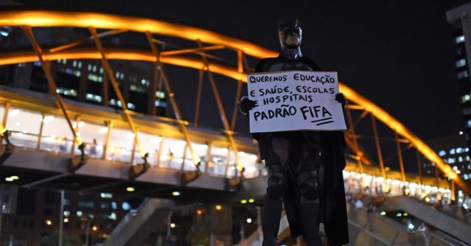 15.mai.2014 - No Rio de Janeiro, "Batman" pede educação e saúde "padrão Fifa"
