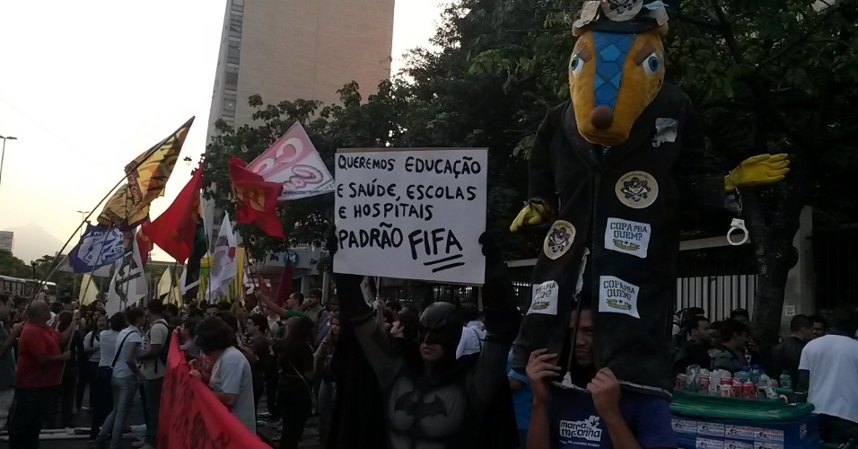Manifestantes se reúnem ao lado da Central do Brasil, no Rio de Janeiro, para o protesto chamado de "Ato Unificado contra a Copa"