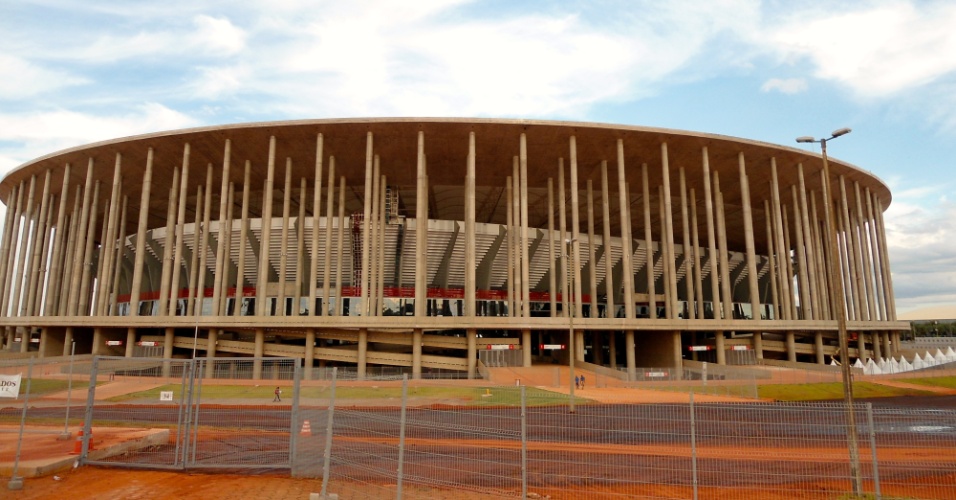 09.mai.2014 - Pavimentação de parte da área externa do estádio Mané Garrincha, em Brasília, é feita cerca de um mês antes da Copa: estádio foi inaugurado há um ano