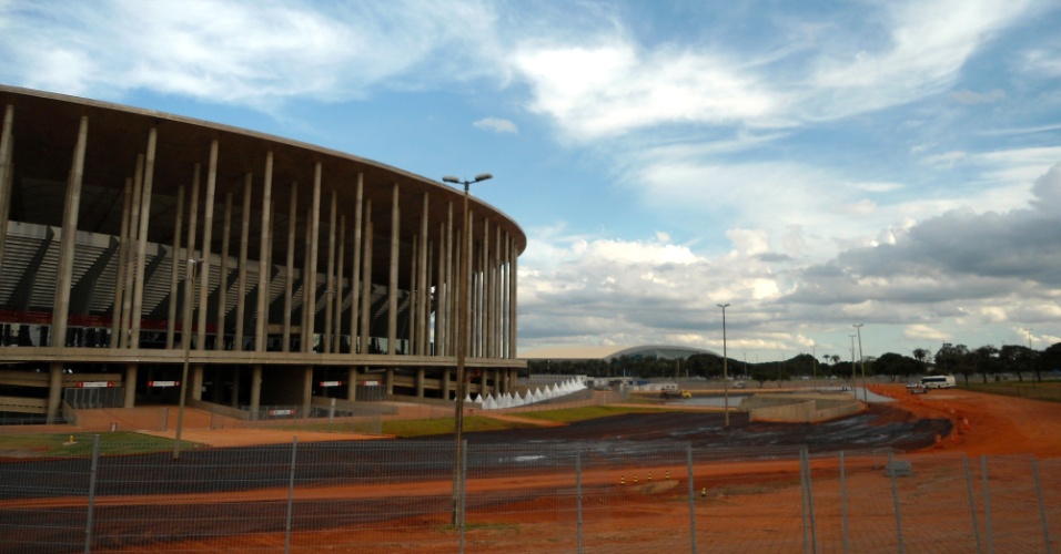 09.mai.2014 - Boa parte da área externa do estádio Mané Garrincha, em Brasília, estava assim cerca de um mês antes da Copa: arena sai por R$ 1,9 bilhão e foi inaugurada em maio de 2013