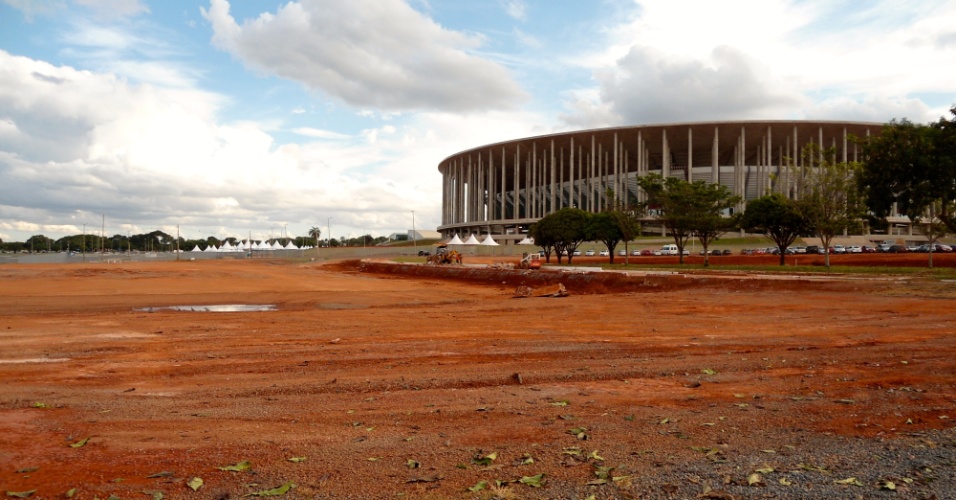 09.mai.2014 - Boa parte da área externa no estádio Mané Garrincha, em Brasília, estava assim a um mês do início da Copa: urbanização feita em cima da hora