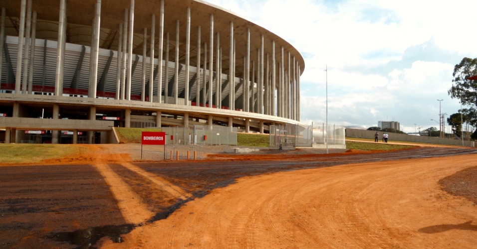 09.mai.2014 - Boa parte da área externa no estádio Mané Garrincha, em Brasília, estava assim a um mês do início da Copa: urbanização feita em cima da hora