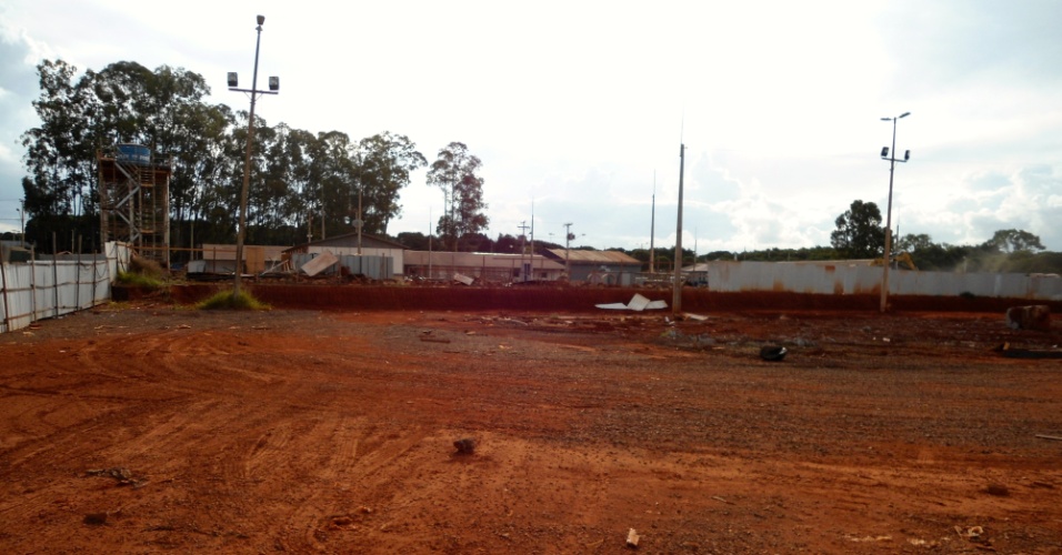 09.mai.2014 - Entrada do canteiro de obras anexo ao Mané Garrincha a 34 dias do início da Copa: obra foi entregue há um ano, mas trabalho continua até hoje