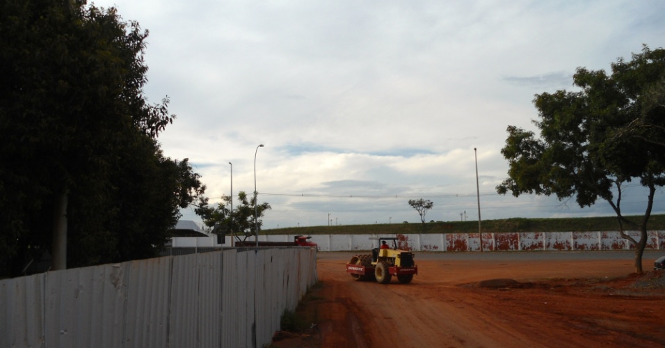 09.mai.2014 - Pavimentação de parte da área externa do estádio Mané Garrincha, em Brasília, é feita cerca de um mês antes da Copa: estádio foi inaugurado há um ano