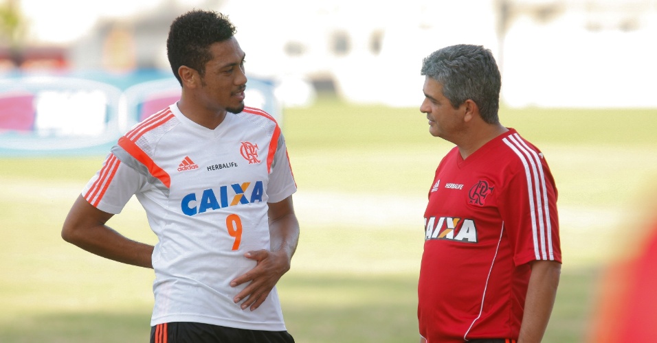 14 mai. 2014 - Ney Franco e Hernane conversam antes de treinamento do Flamengo, no CT Ninho do Urubu