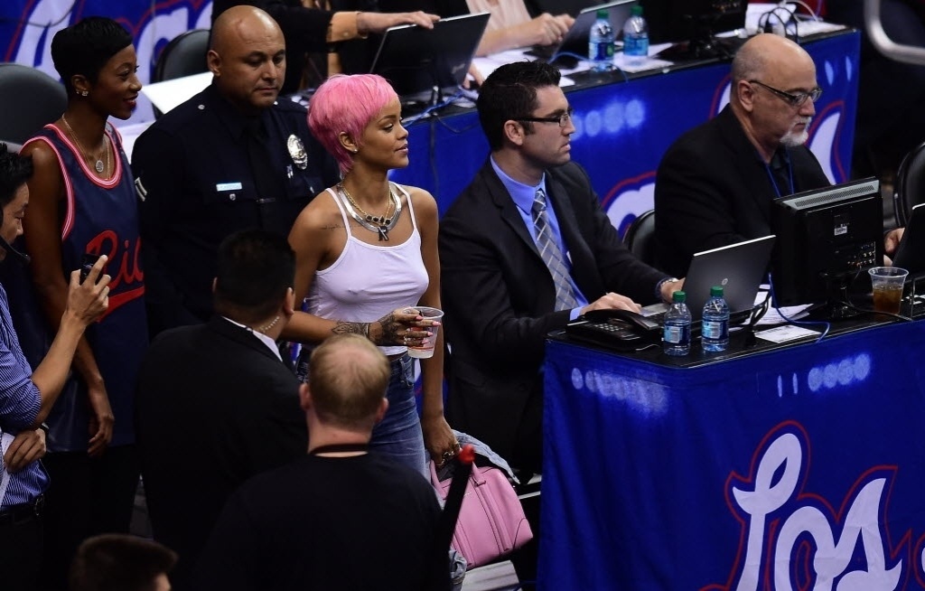 16.05.14 - Rihanna acompanhou o jogo entre Los Angeles Clippers e Oklahoma City Thunder - AFP PHOTO/Frederic J. BROWN