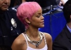 Rihanna chama atenção sem sutiã na NBA e até narrador da ESPN comenta