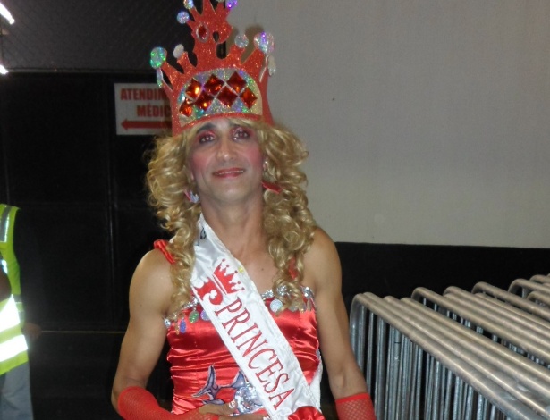 Maik D"Angelo, 40 anos, é torcedor símbolo do Princesa dos Solimões - Felipe Noronha/UOL