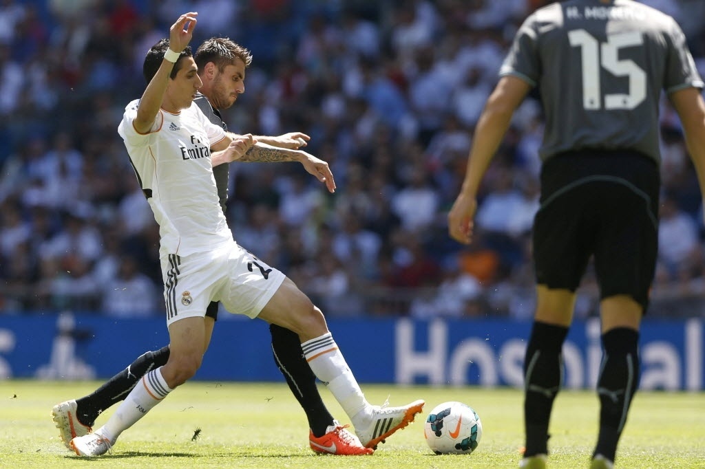 Ángel di María, do Real Madrid, disputa bola com David López, do Espanyol - Javier Lizón/ EFE