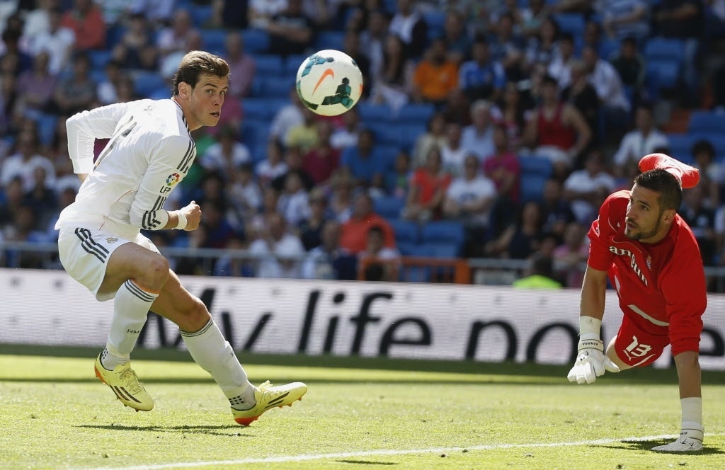 Casilla, goleiro do Espanyol, observa finalização Gareth Bale, do Real Madrid, pelo Campeonato Espanhol - Juan Medina/Reuters