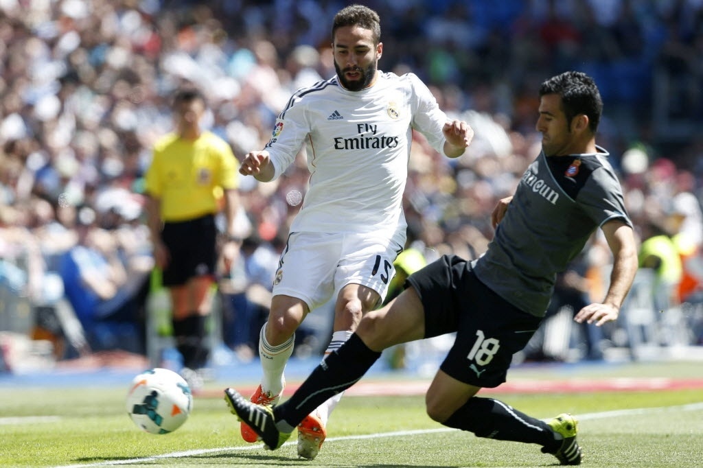 Daniel Carvajal, zagueiro do Real Madrid, tenta tomar a bola do zagueiro do Espanyol Juan Manel Fuentes - Javier Lizón/EFE