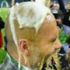Guardiola toma banho de cerveja após título do Bayern de Munique na Copa da Alemanha - AFP PHOTO / JOHN MACDOUGALL