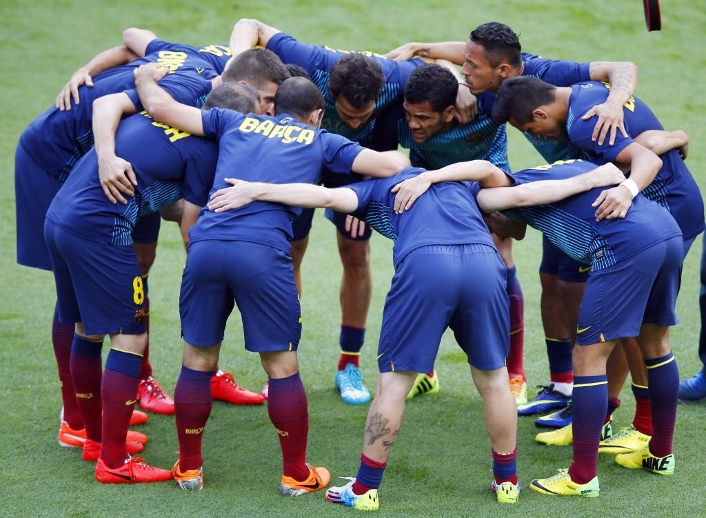 Jogadores do Barcelona conversam antes da partida contra o Atlético de Madri - Gustau Nacarino/ Reuters