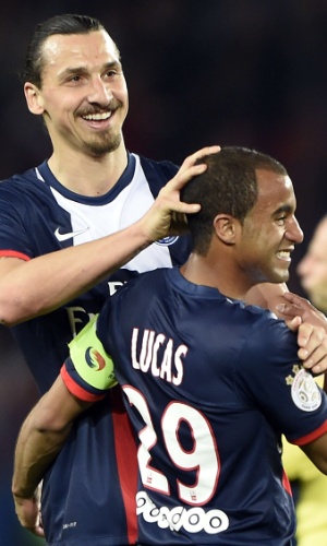 Lucas, meia do PSG, é abraçado por Ibrahimovic na última rodada do Campeonato Francês