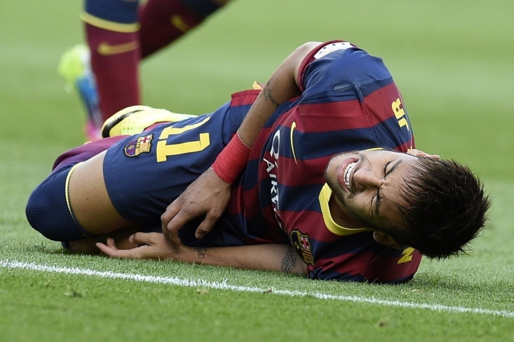 Neymar cai durante a decisão do Campeonato Espanhol - Lluis Gene/ AFP