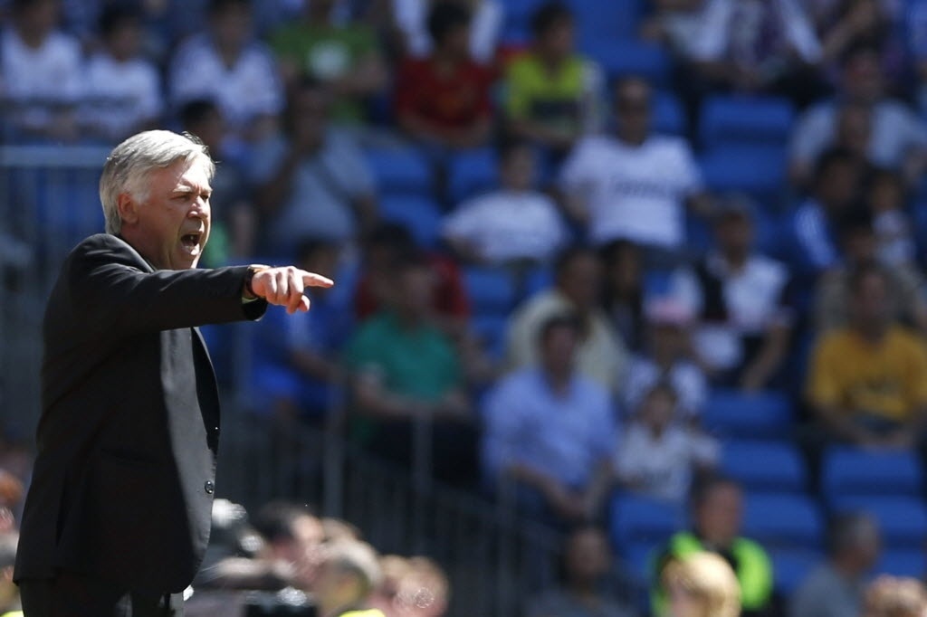 Técnico do Real Madrid, Carlo Ancelotti, grita com os jogadores durante a partida contra o Espanyol - Javier Lizón/ EFE