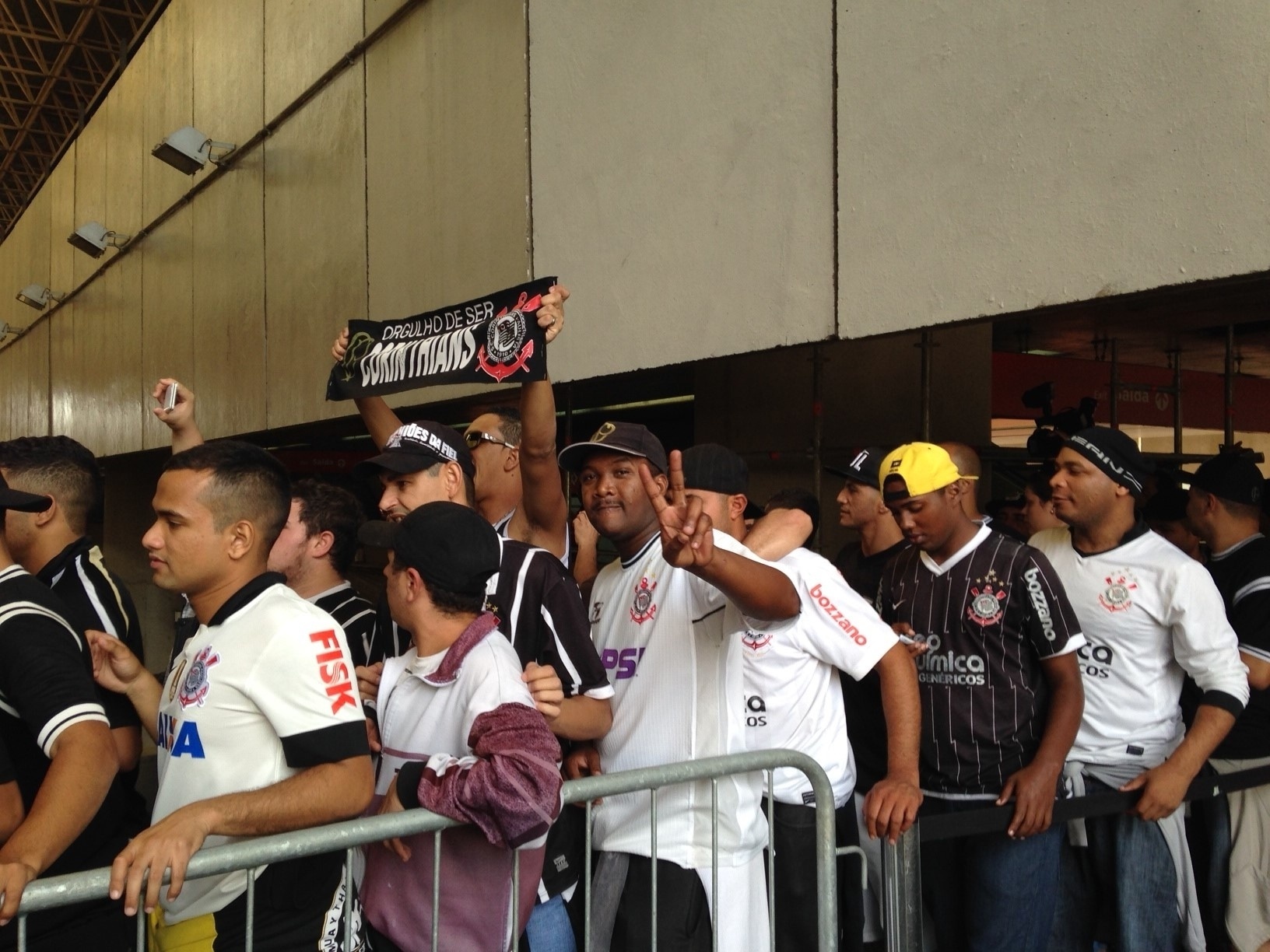 18.mai.2014 - Corintianos aguardam o Expresso da Copa para chegar ao Itaquerão, que será inaugurado neste domingo com o jogo entre Corinthians e Figueirense
