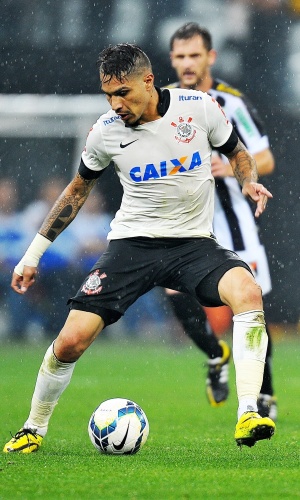 18.mai.2014 - Guerrero é acionado durante jogo de inauguração do Itaquerão entre Corinthians e Figueirense