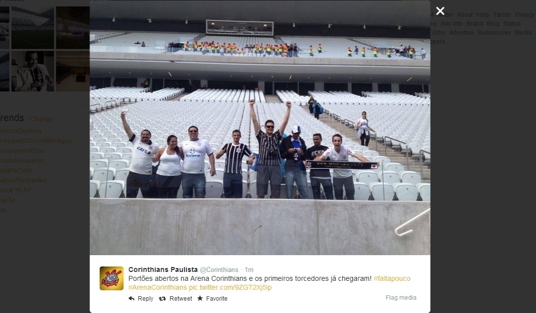 18.mai.2014 - Primeiros torcedores começaram a ocupar as arquibancadas do Itaquerão para o primeiro jogo oficial da história do estádio, entre Corinthians e Figueirense, neste domingo