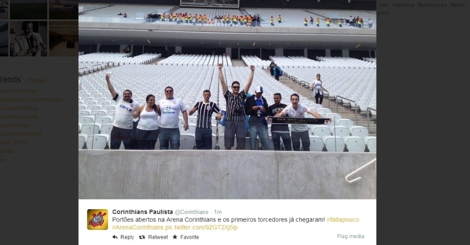 18.mai.2014 - Primeiros torcedores começaram a ocupar as arquibancadas do Itaquerão para o primeiro jogo oficial da história do estádio, entre Corinthians e Figueirense, neste domingo