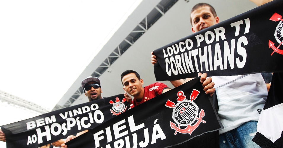 18.mai.2014 - Torcedores festejam no Itaquerão antes da estreia oficial do Corinthians contra o Figueirense