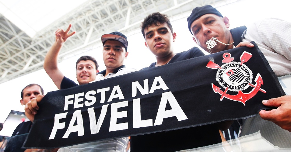 18.mai.2014 - Torcedores festejam no Itaquerão antes da estreia oficial do Corinthians contra o Figueirense