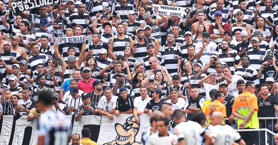 18.mai.2014 - Torcida incentiva o Corinthians durante inauguração do Itaquerão