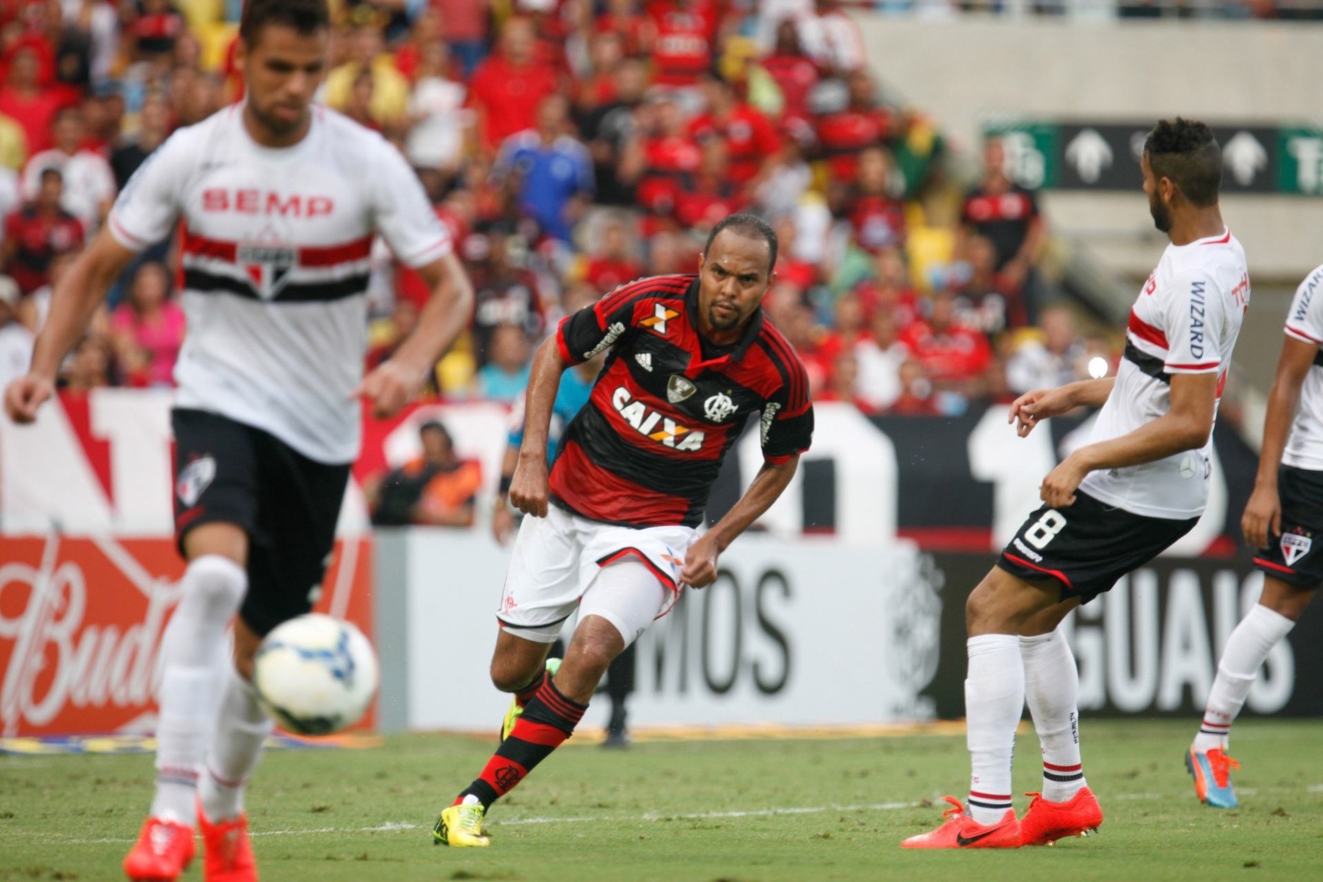 Alecsandro corre atrás dos jogadores do São Paulo em jogo do Flamengo - Gilvan de Souza/Flamengo/Site oficial