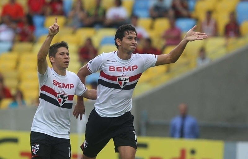 Ganso e Osvaldo comemoram primeiro gol do São Paulo contra o Flamengo pelo Campeonato Brasileiro - Rubens Chiri/saopaulofc.net