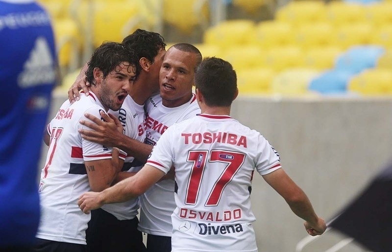 Jogadores do São Paulo comemoram gol de Ganso contra o Flamengo pelo Brasileirão
