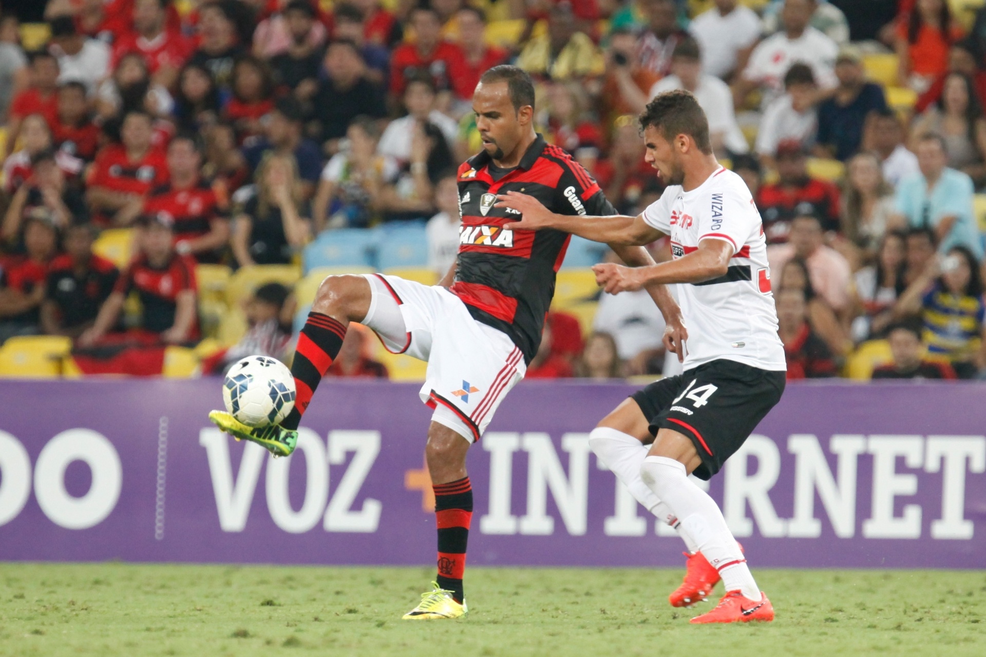 Lucão atento na marcação de Alecsandro no jogo entre Flamengo e São Paulo pelo Brasileirão - Gilvan de Souza/Flamengo/Site oficial
