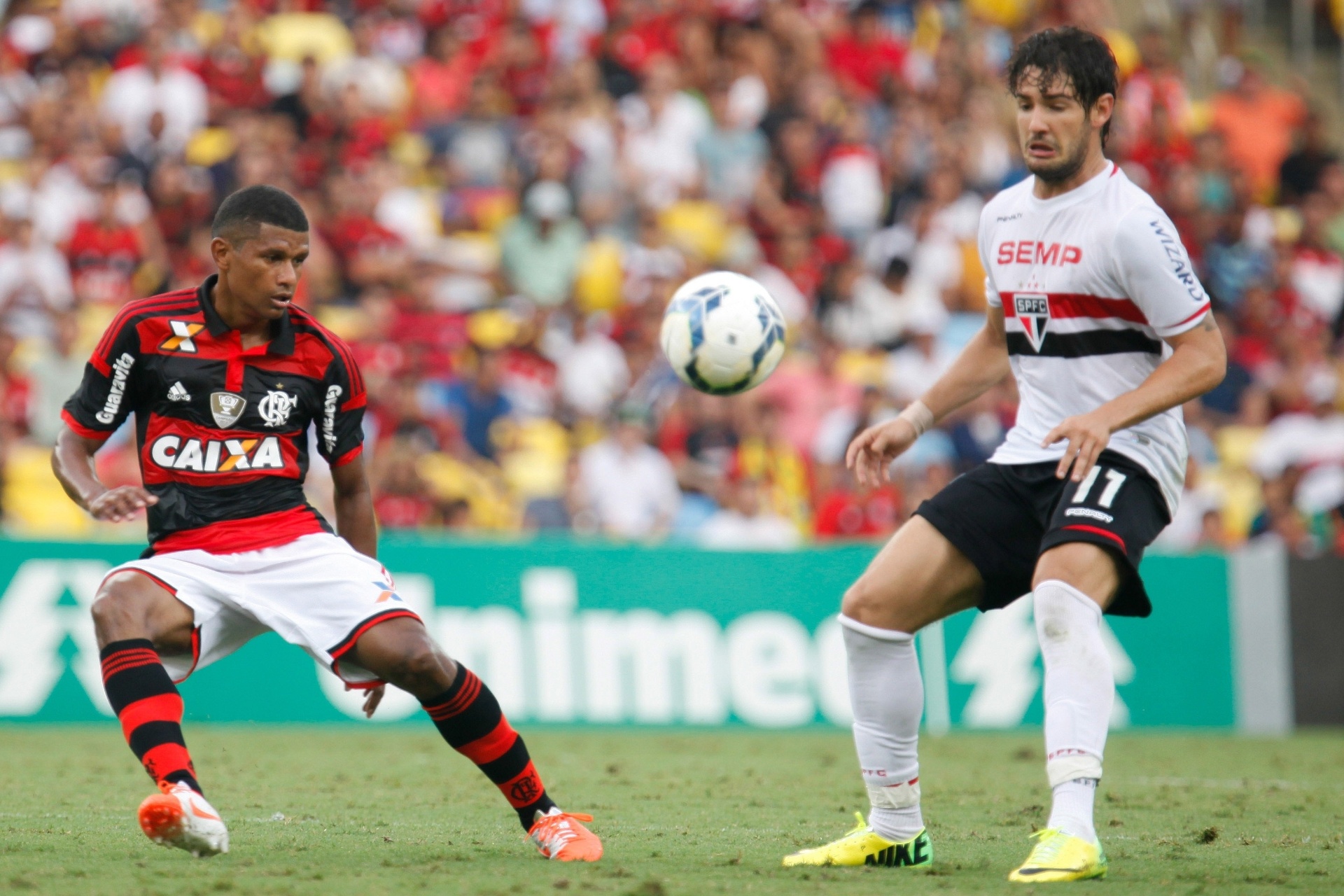Marcio Araújo atento na marcação de Alexandre Pato no jogo entre Fla e SP - Gilvan de Souza/Flamengo/Site oficial