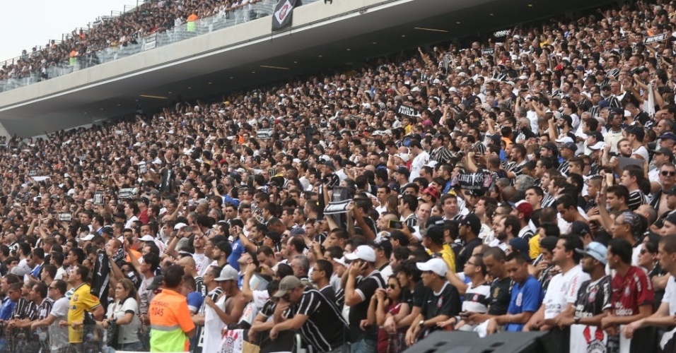 18.mai.2014 - Torcida do Corinthians lota Itaquerão para estreia oficial do time no estádio