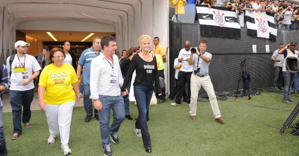 18.mai.2014 - Xuxa comparece a estreia oficial do Itaquerão no jogo entre Corinthians e Figueirense