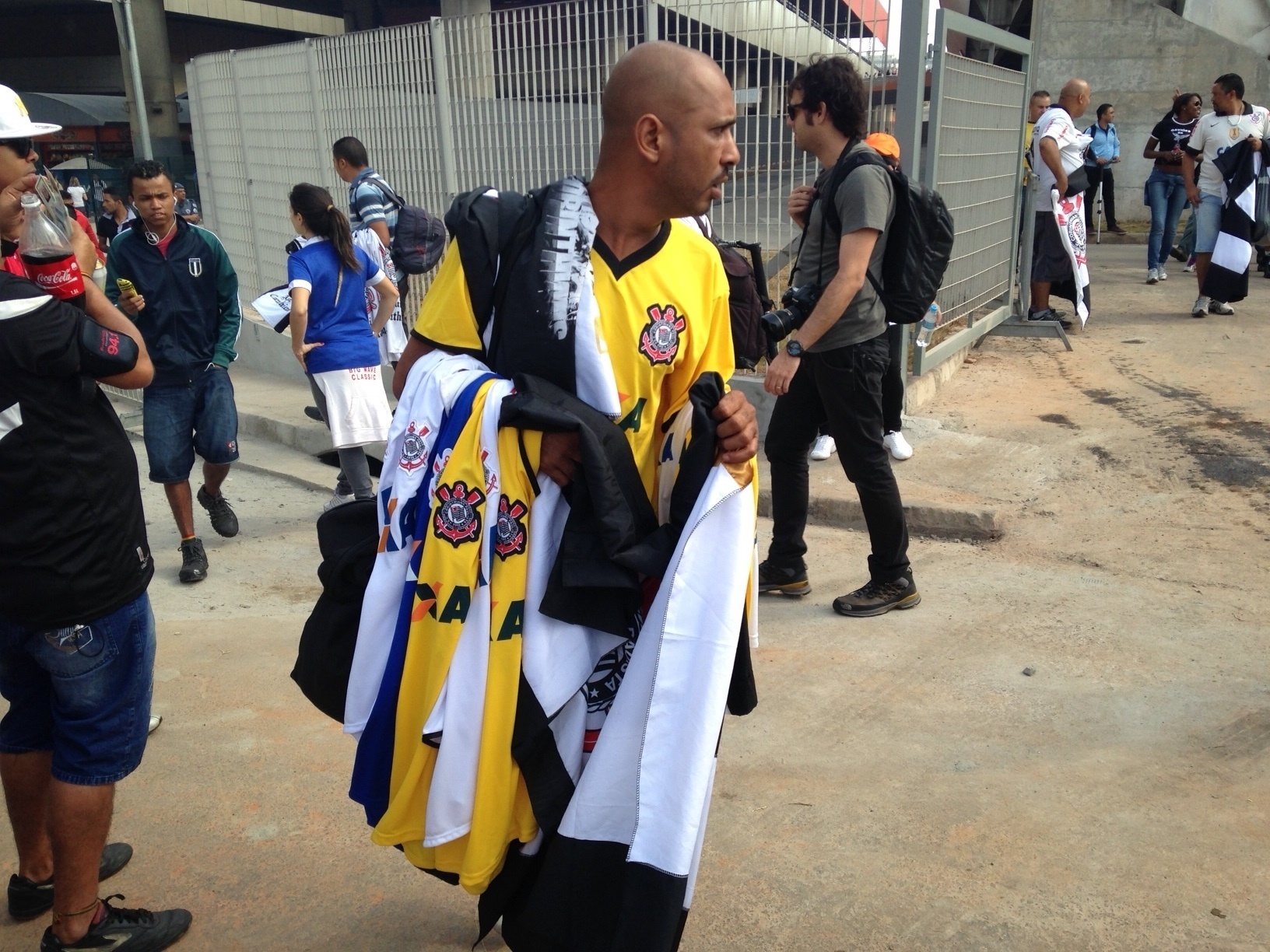 18.mai.2014 - Ambulante vende camisas e bandeiras do Corinthians nas imediações da estação Corinthians-Itaquera