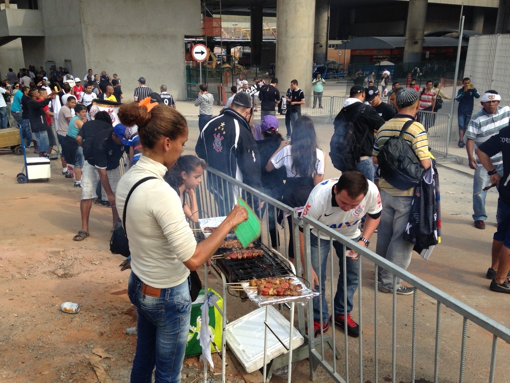 18.mai.2014 - Ambulante vende churrasco para torcedores do Corinthians que saem da estação Corinthians-Itaquera no dia da inauguração do Itaquerão