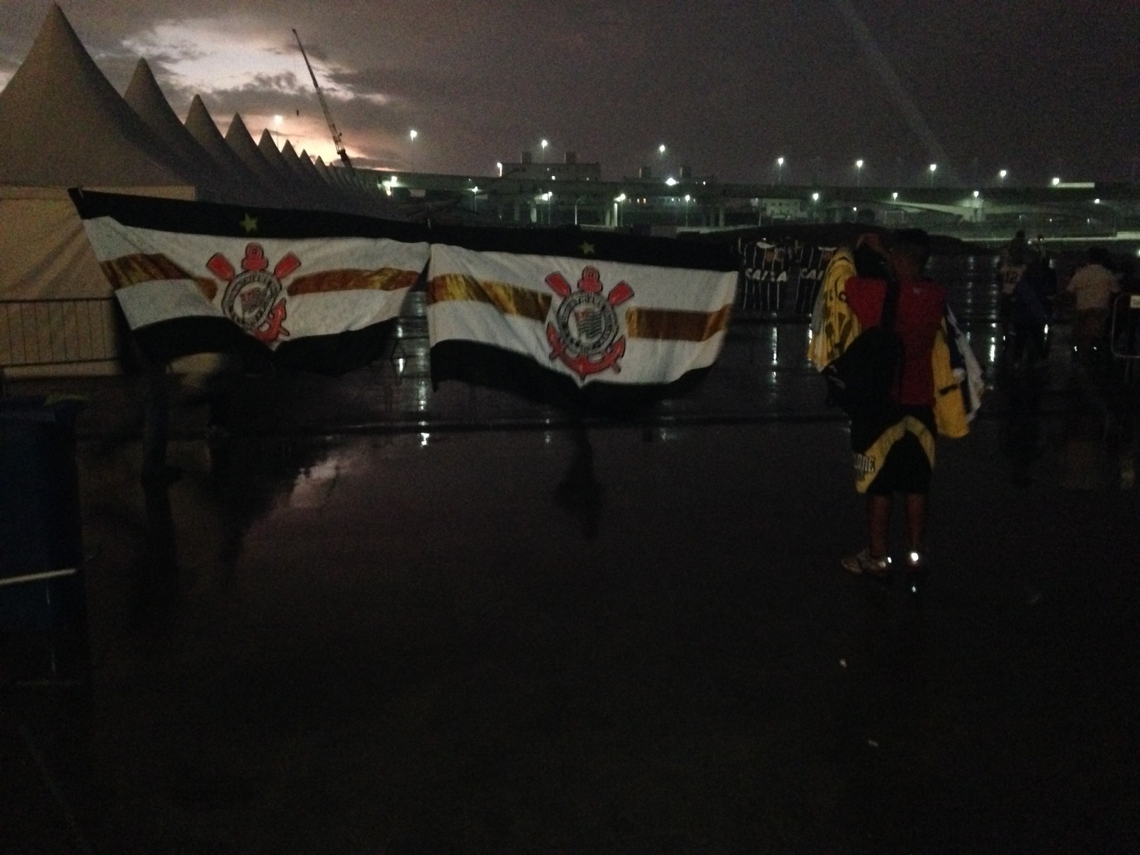 18.mai.2014 - Ambulantes também vendiam bandeiras na saída do Itaquerão. Comerciantes foram retirados pelos funcionários do estádio.