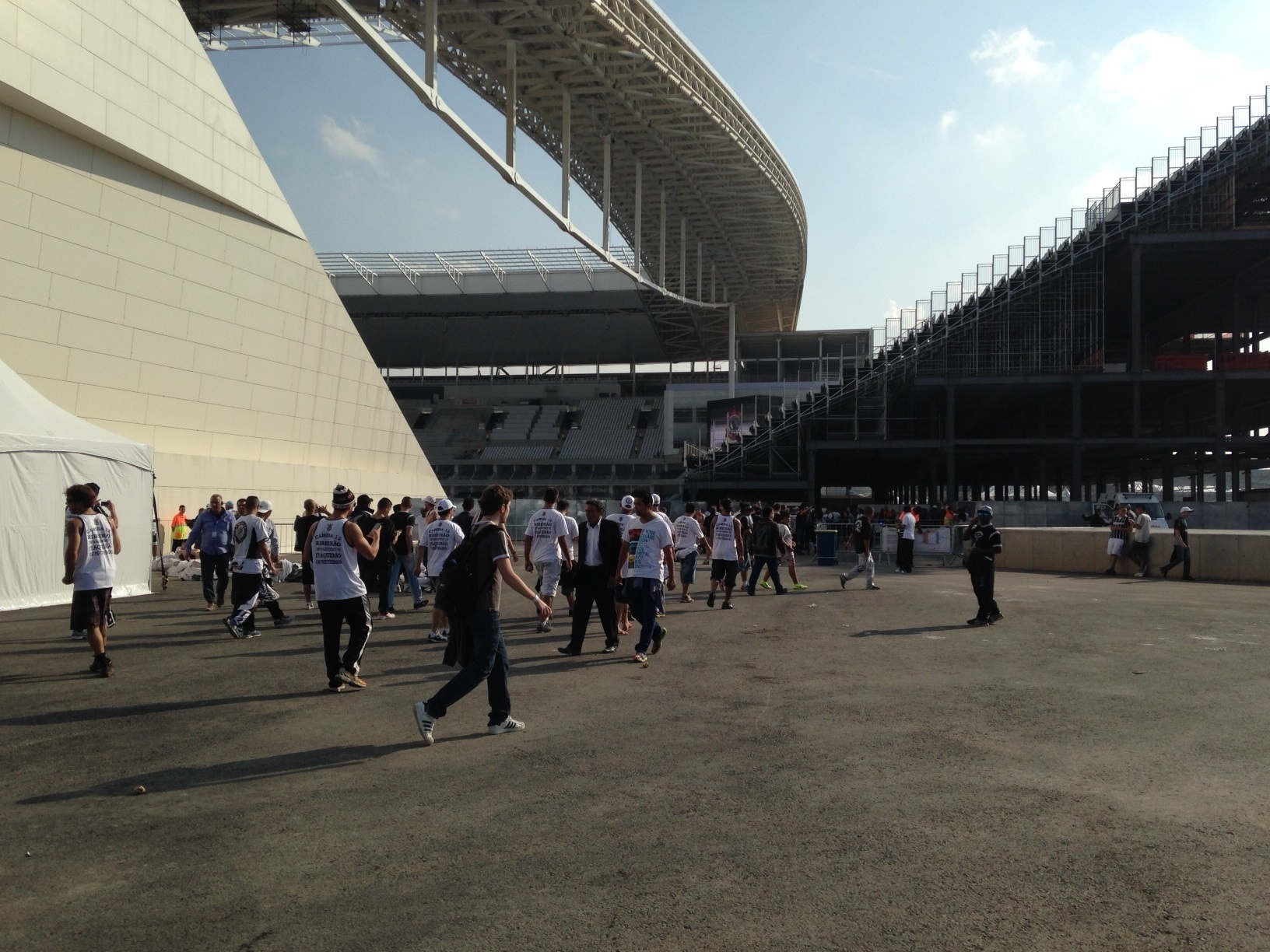 18.mai.2014 - Milhares de torcedores circularam pelo terreno do Itaquerão no dia da inauguração. Muitos deles estavam sem ingressos.