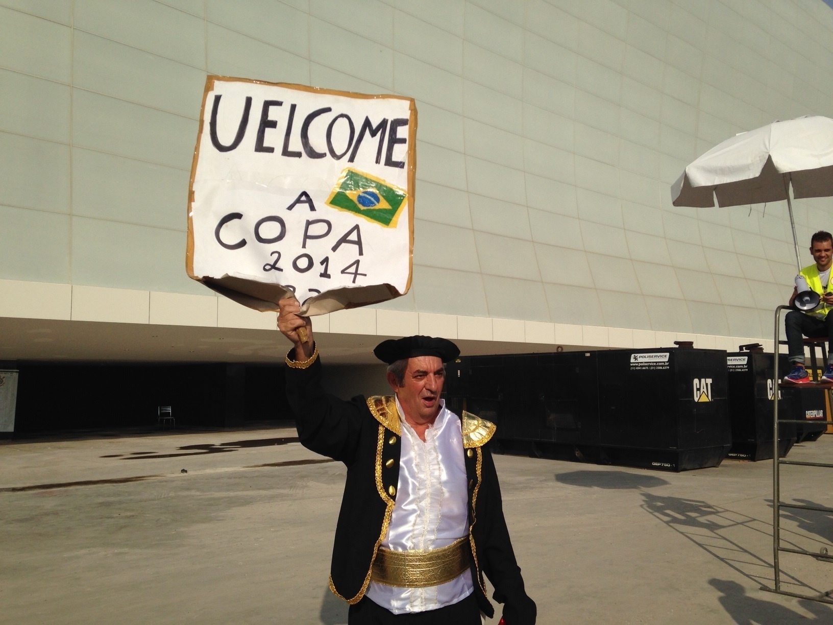 18.mai.2014 - Torcedor do Corinthians escreve cartaz em inglês para dar boas-vindas à Copa, mas erra grafia.