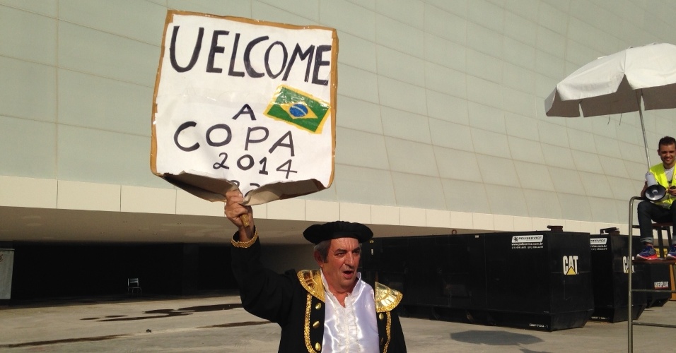 18.mai.2014 - Torcedor do Corinthians escreve cartaz em inglês para dar boas-vindas à Copa, mas erra grafia.