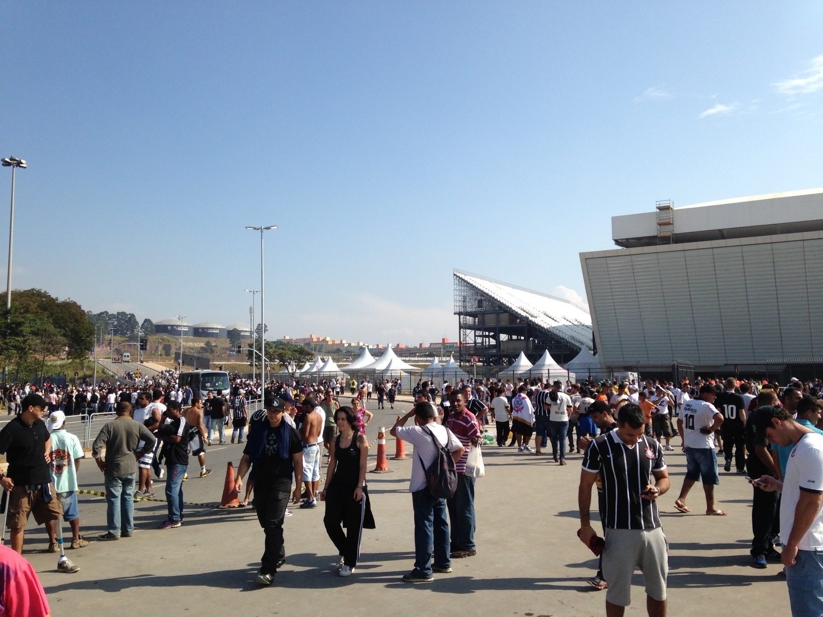 18.mai.2014 - Torcedores do Corinthians circulam nas imediações do Itaquerão no dia em que o estádio foi inaugurado