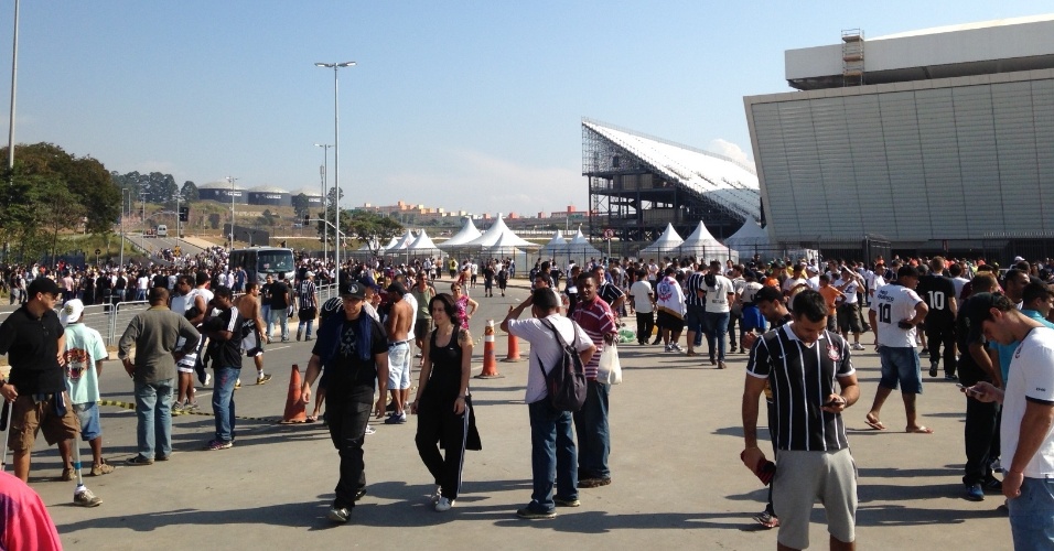 18.mai.2014 - Torcedores do Corinthians circulam nas imediações do Itaquerão no dia em que o estádio foi inaugurado