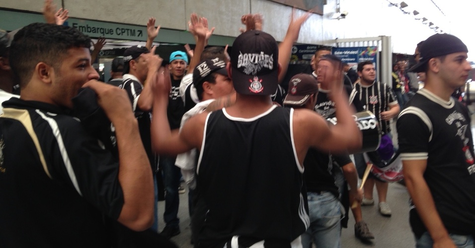 18.mai.2014 - Torcedores fazem festa no desembarque na estação Corinthians-Itaquera no dia da inauguração do Itaquerão