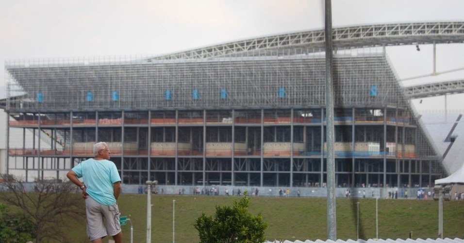 19.mai.2014 - Visão geral do estádio mostra estrutra atrás das arquibancadas provisórias ainda em obras no Itaquerão